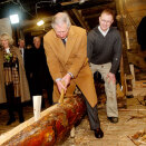 Prince Charles tried the axe himself at the restauration site at Bryggen (Photo: Stian Lysberg Solum / Scanpix)